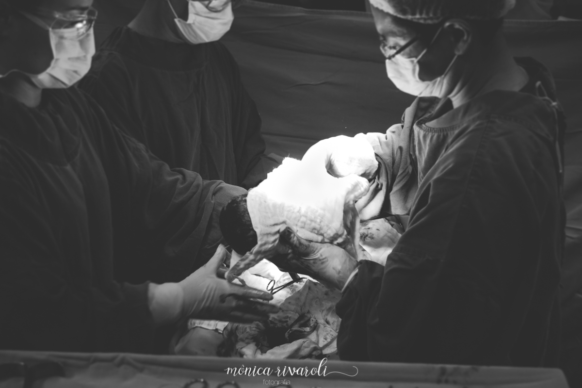 Momento em que a Ana Luísa nasce Fotografo de parto Mônica Rivaroli fotografia em Maringá. Tentantes, infertilidade, trombofilia endometriose. 