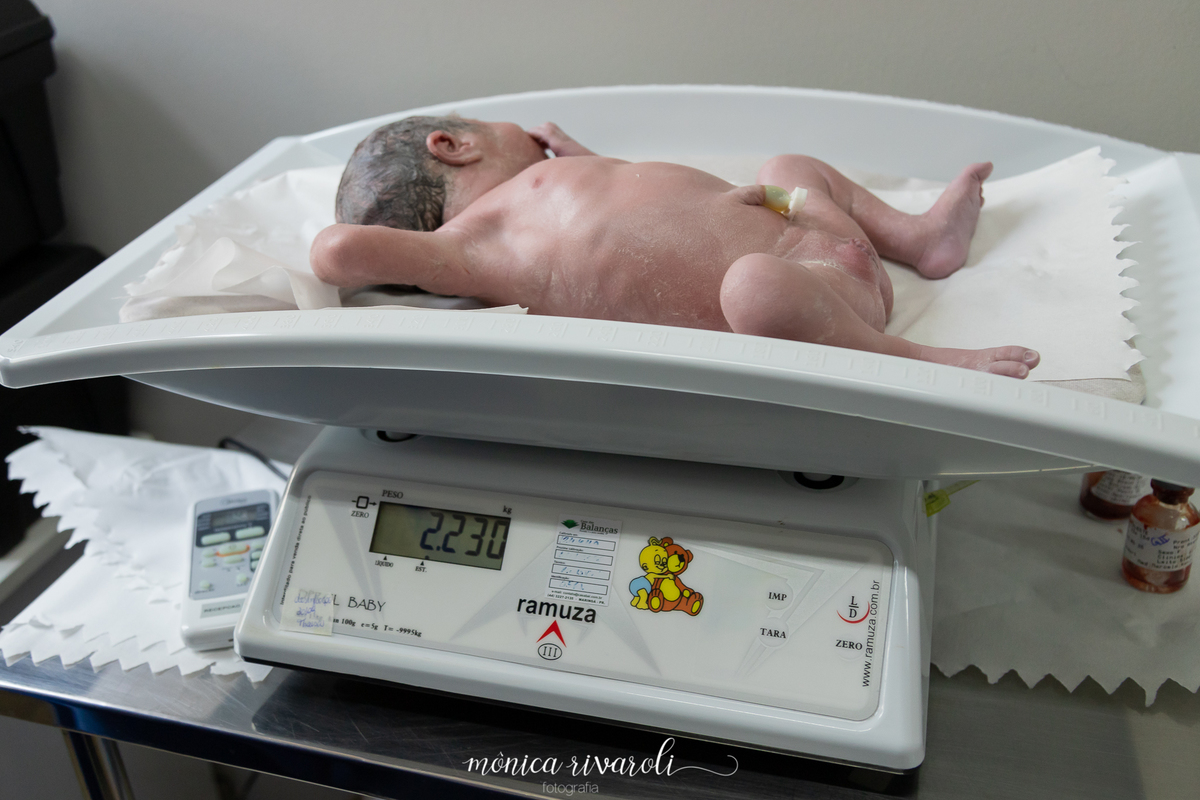 A Ana Clara pesou 2.230 e esta bem tranquila .Fotografo de parto Mônica Rivaroli fotografia em Maringá. Tentantes, infertilidade, trombofilia endometriose.  
