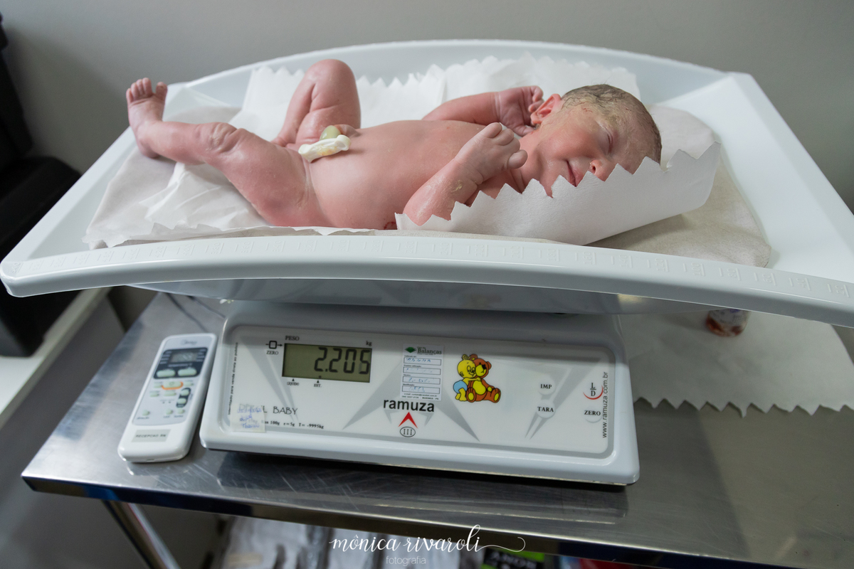 A Ana Luísa  pesou 2.205 e esta bem tranquila .Fotografo de parto Mônica Rivaroli fotografia em Maringá. Tentantes, infertilidade, trombofilia endometriose. 
