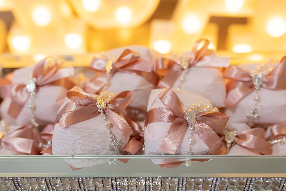 Os bem- nascidos tem um laço rosa e a embalagem rosa , super lindos. Preparados com carinhos pela mamãe Samantha Celeste.  Reserve sua data com as melhores fotógrafas de parto de Maringá!