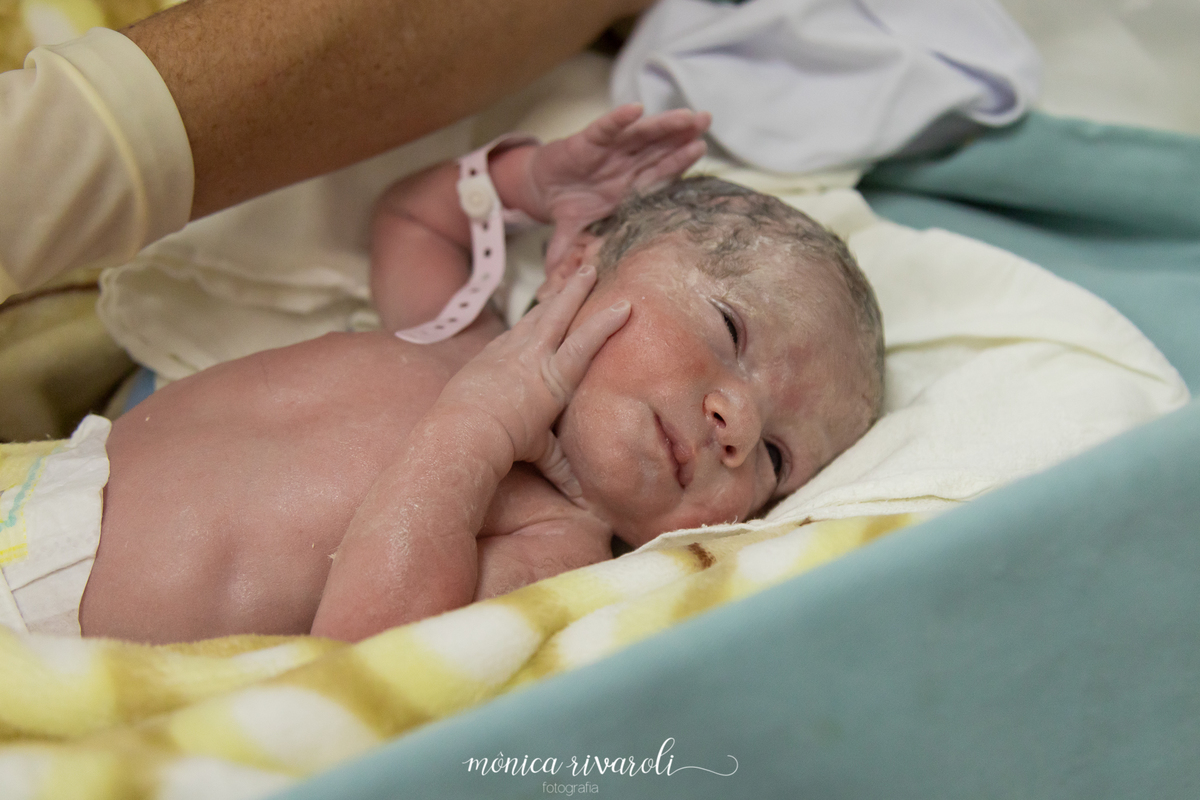 Eu sou a Ana Clara meus olhinhos são tranquilos e pequeninos. Estou peladinha.Fotografo de parto Mônica Rivaroli fotografia em Maringá. Tentantes, infertilidade, trombofilia endometriose.  
