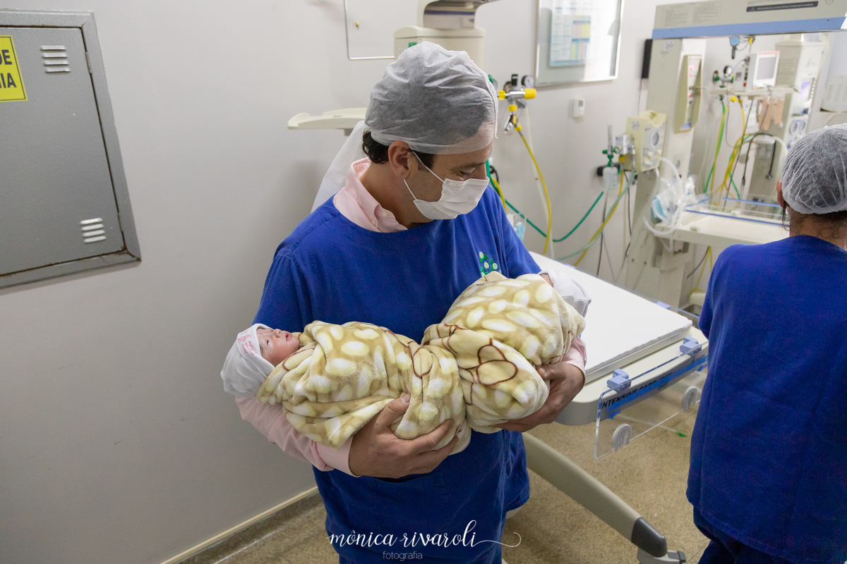 Agora já podemos ir ver minha mamãe  no colinho do meu papai.Fotografo de parto Mônica Rivaroli fotografia em Maringá. Tentantes, infertilidade, trombofilia endometriose. 