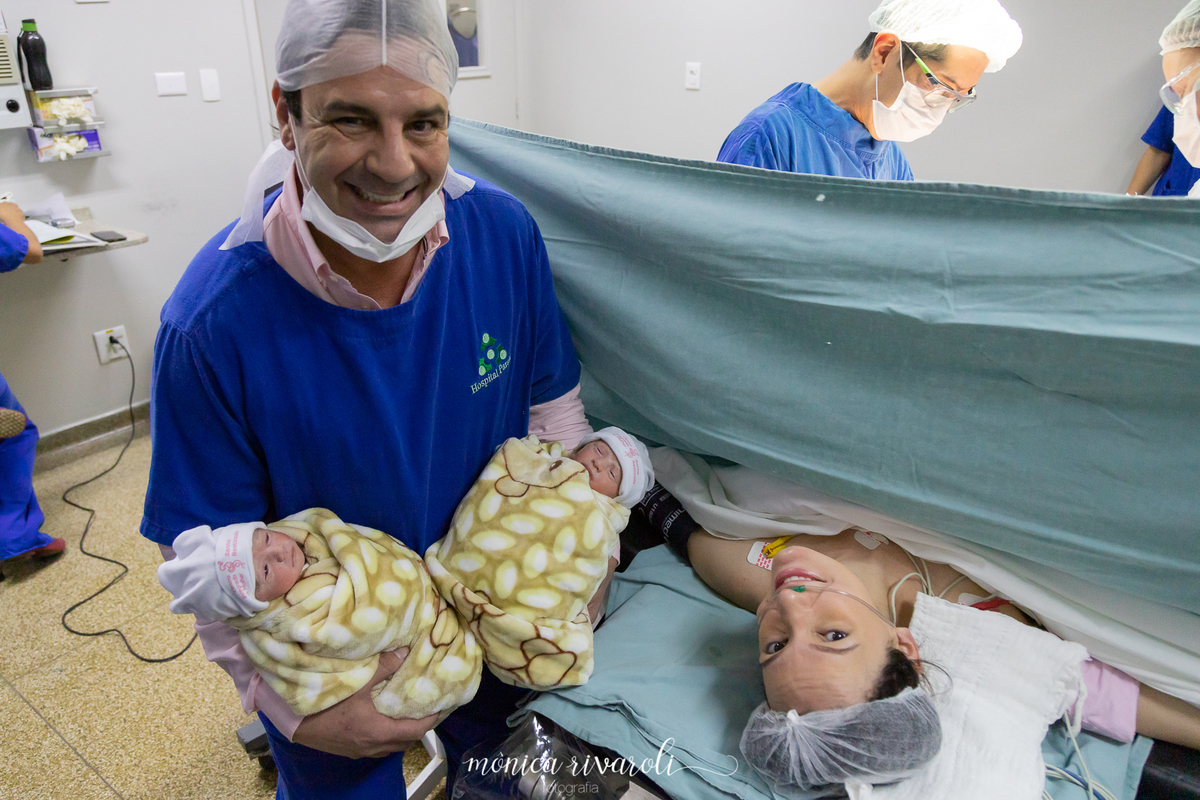 Ideuber leva as gêmeas para serem vistas pela mamãe.Fotografo de parto Mônica Rivaroli fotografia em Maringá. Tentantes, infertilidade, trombofilia endometriose. 
 