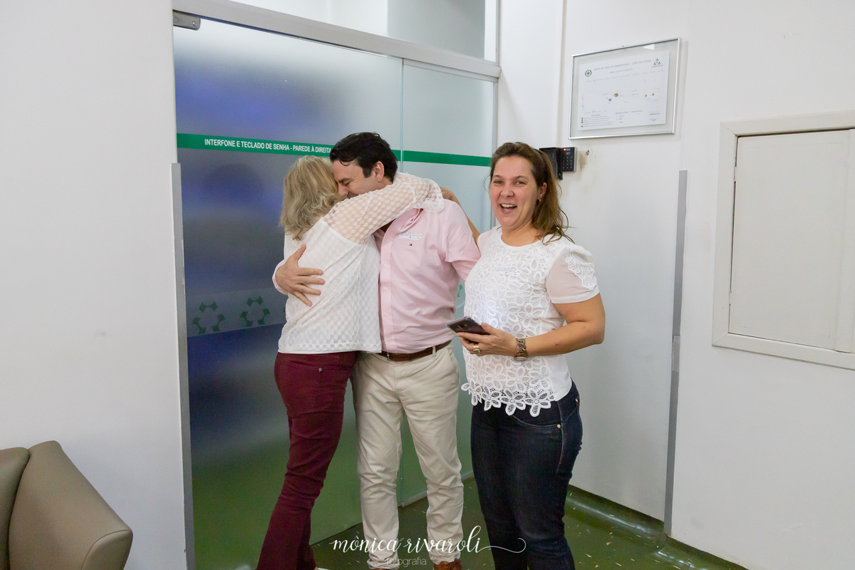 O papai sai para encontrar a vovó e a madrinha na sala de espera do hospital.Fotografo de parto Mônica Rivaroli fotografia em Maringá. Tentantes, infertilidade, trombofilia endometriose.  