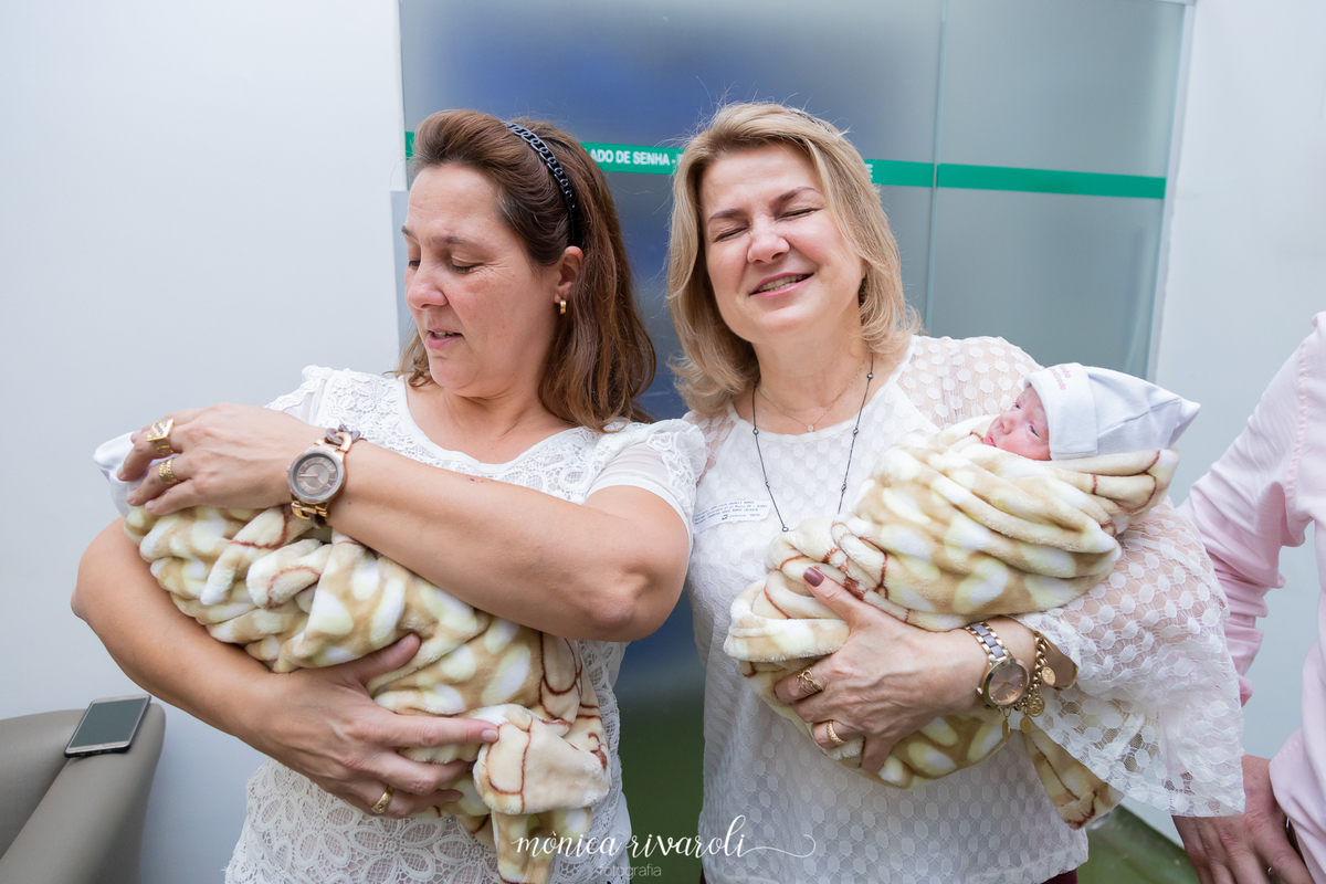 A vovó e a madrinha seguram as bebês e rezam uma ave-maria para as bebês !