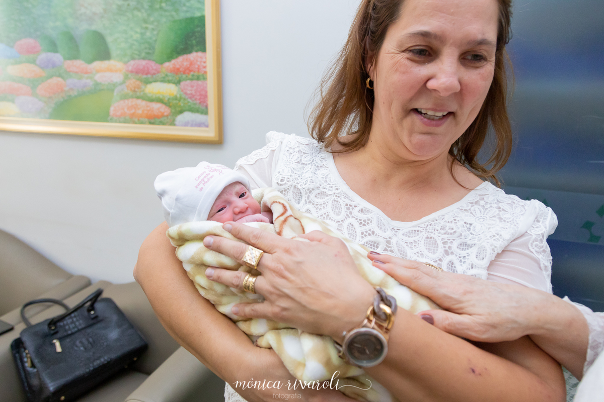 A vovó e a madrinha seguram as bebês e rezam uma ave-maria para as bebês ! 