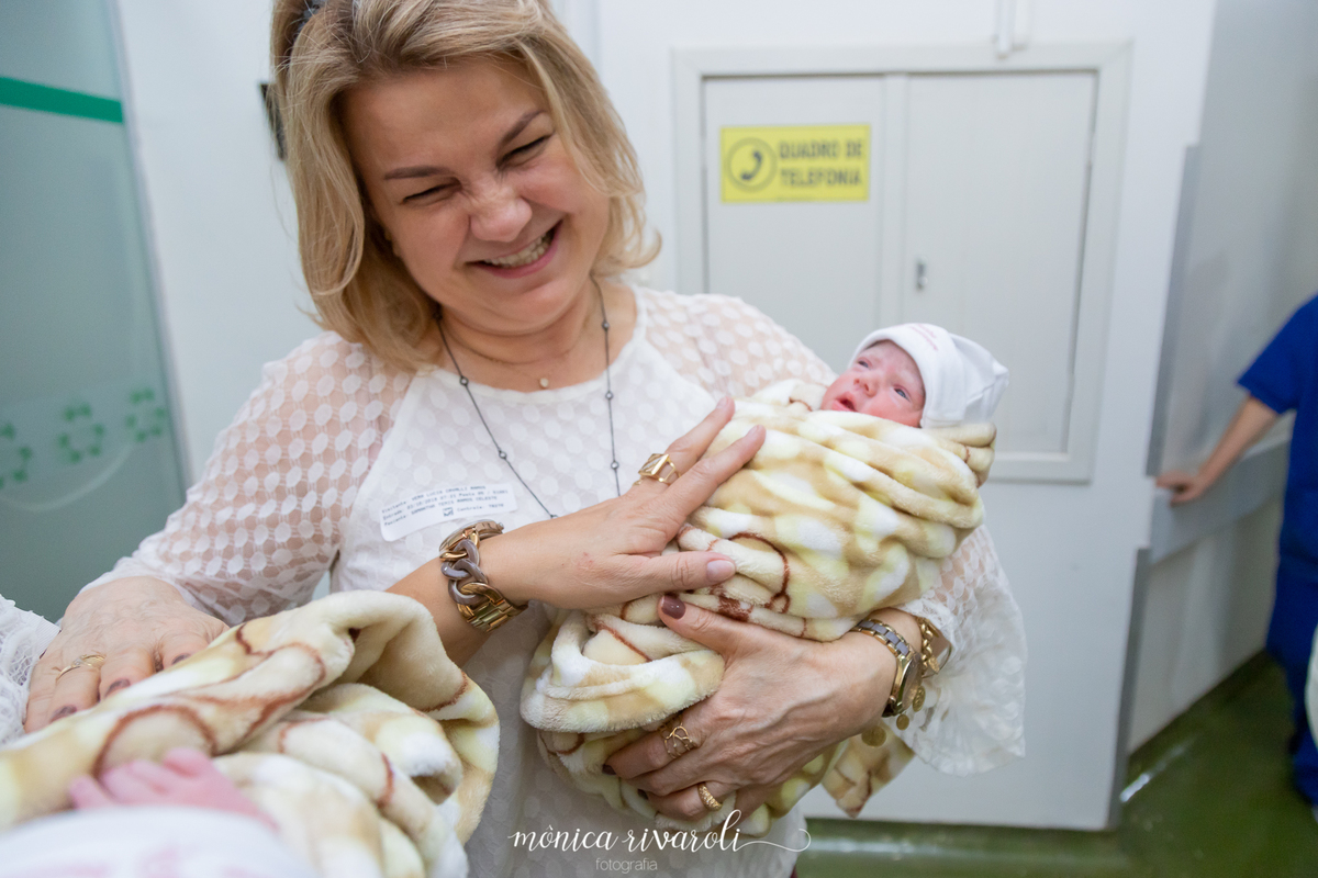 A vovó e a madrinha seguram as bebês e rezam uma ave-maria para as bebês !
