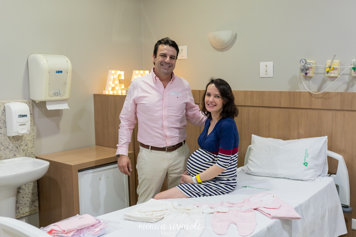 O Hospital e maternidade Paraná está sendo reformado e o quarta é bem aconchegante. As instalações modernas dão um ar clean a decoração. O papai Ideuber com uma camisa rosa e a mamãe com um vestido estilo navy  listrado de branco e azul marinho.
