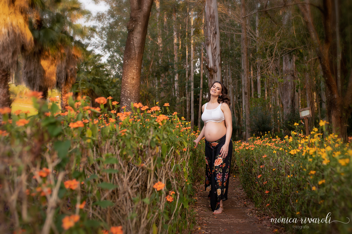 A primavera traz cenários lindos e encantadores com pequenas florzinhas amarelas e laranjas dão um ar de leveza aos ensaio! A gestante Monica Zanco passeia  entre as flores.
o book de gestante ficou lindo. Fotografo de gestantes e newborn Monica Rivaroli