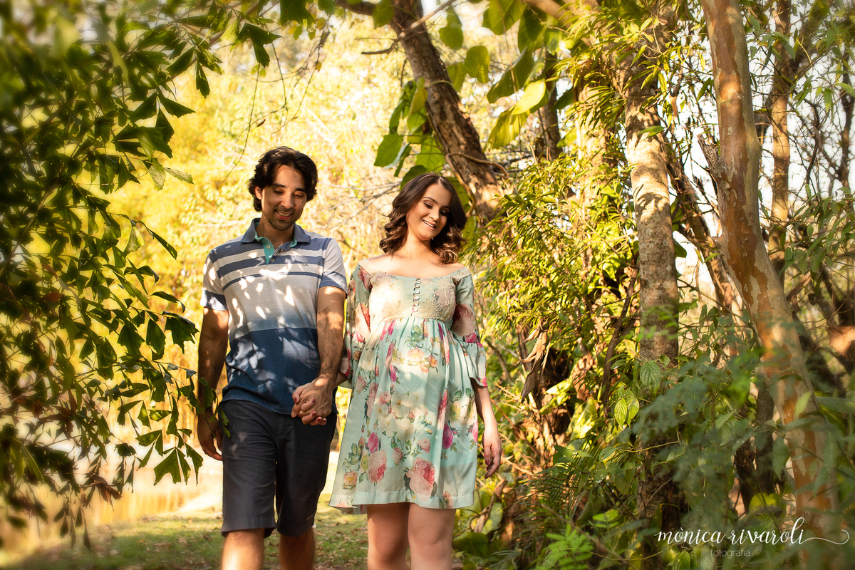 O ensaio de gestante externo  escolhido pela Monica e pelo Renato foi no Éden Garden em Maringá um espaço lindo para o book de gestantes! a beira do lago os dois passeiam em meio ao verde sentindo a presença da brisa fotografo de gestante Monica Rivaroli 