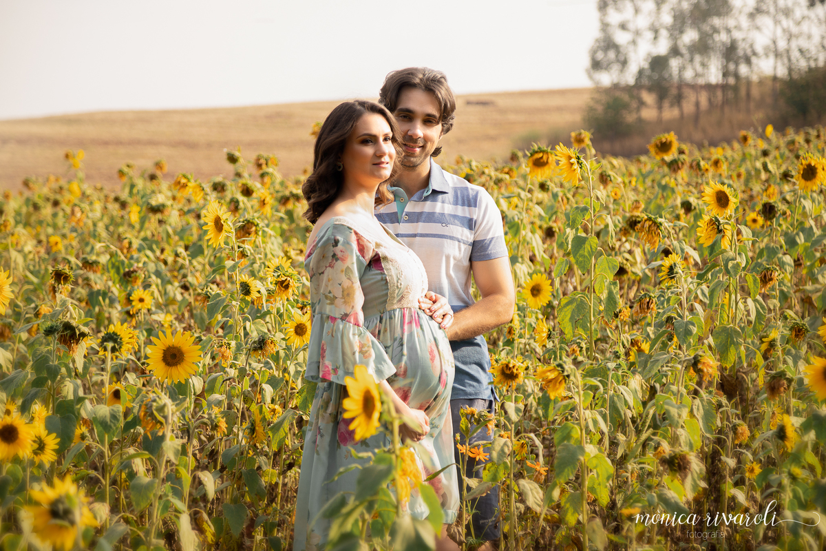 O campo de girassóis deixou a cena mais linda, A presença de Deus e a os detalhes da natureza estão presentes no colorido! Ensaio de gestante com as melhores fotografas de Maringá. Monica Rivaroli fotografia, Ensaios exclusivos e especiais, podem agendar 