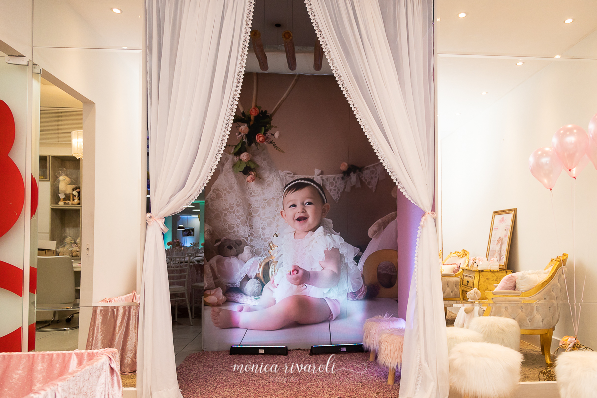 No Hall de entrada do Buffet Jungle Friends em Maringá tem um poster imenso com a foto da Alice na recepção dos convidados, Esta foto foi feita no ensaio de pré aniversário da Alice ou  Smash The Cake. O ensaio foi feito pelas fotografas Monica  Rivaroli,