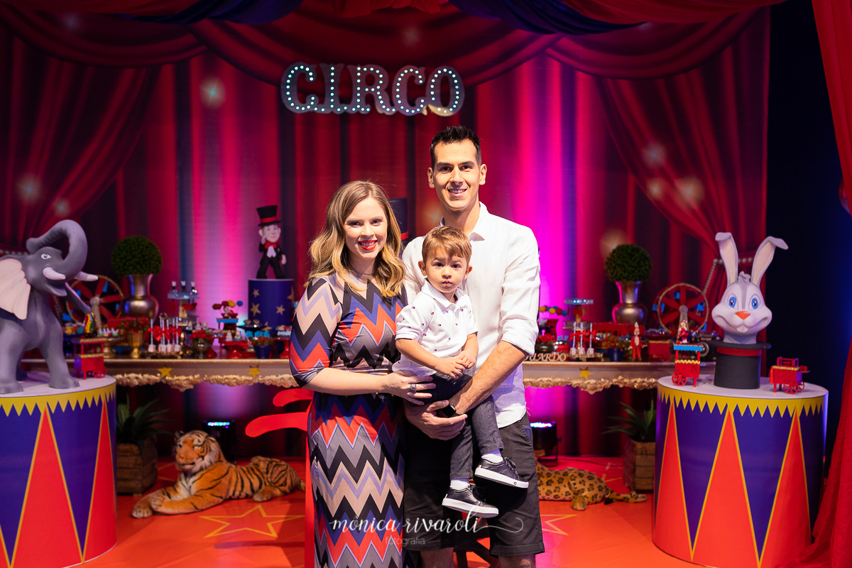 O papai Victor Cerialli e a Mamãe Paula Almodin emocionados ao ver cada detalhe da decoração! Tudo  registrado pelo  Fotografo de aniversário em Maringá Mônica Rivaroli Fotografia no Buffet Fábula em Maringá.
