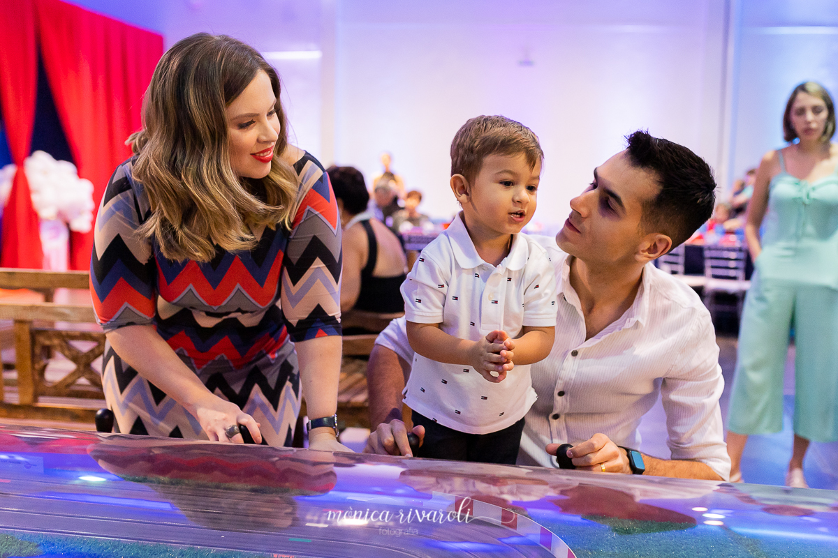 Papai e Mamãe brincam com o Eduardo! O papai Victor Cerialli e a Mamãe Paula Almodin emocionados ao ver cada detalhe da decoração! Tudo  registrado pelo  Fotografo de aniversário em Maringá Mônica Rivaroli Fotografia no Buffet Fábula em Maringá.

 