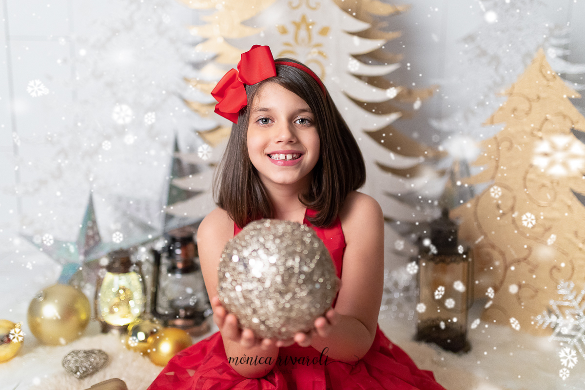 Ana Julia com vestido vermelho e uma bola linda dourada.