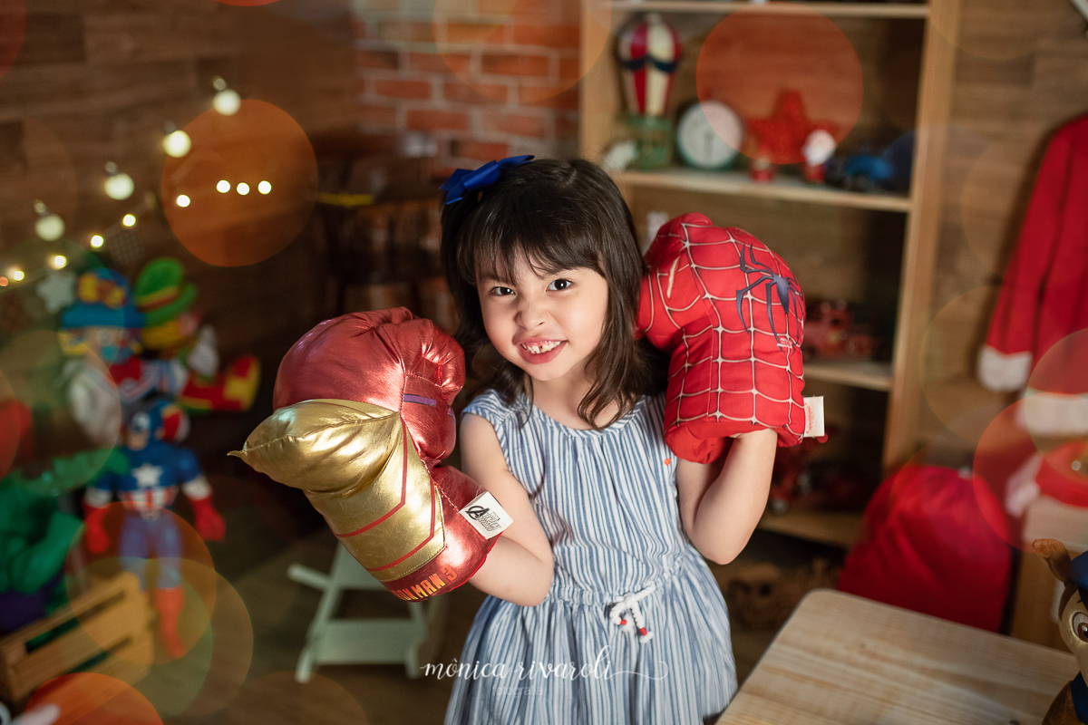 Beatriz lutando com as luvas dos super herois!
