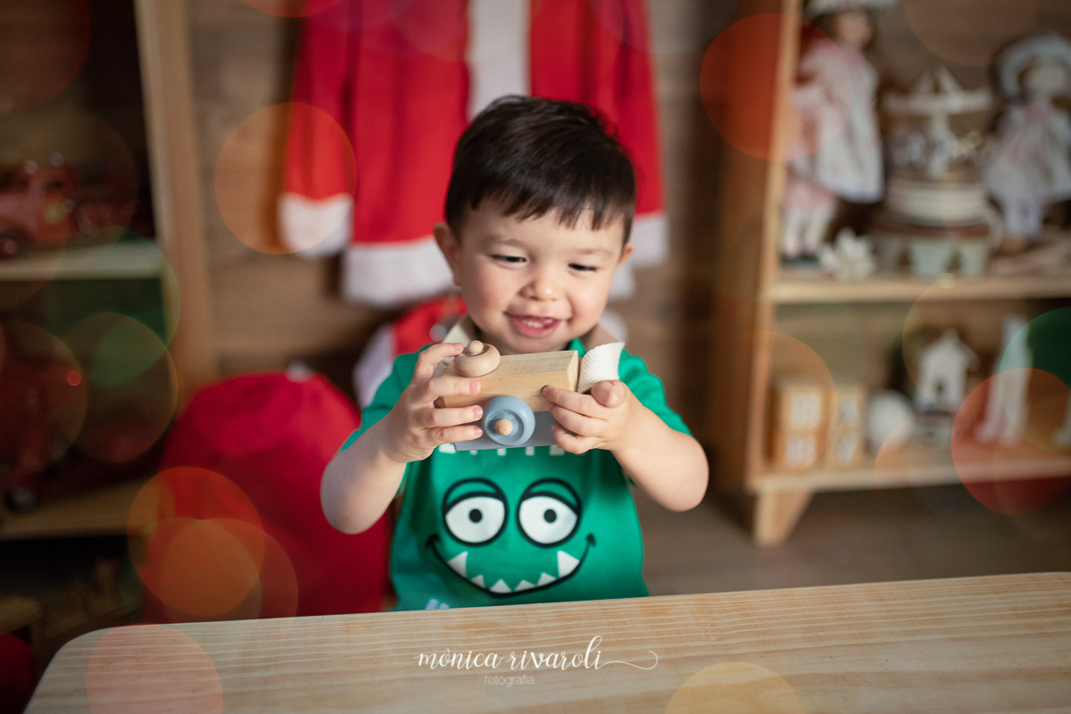 Felipe tirando foto com a camera de madeira !
