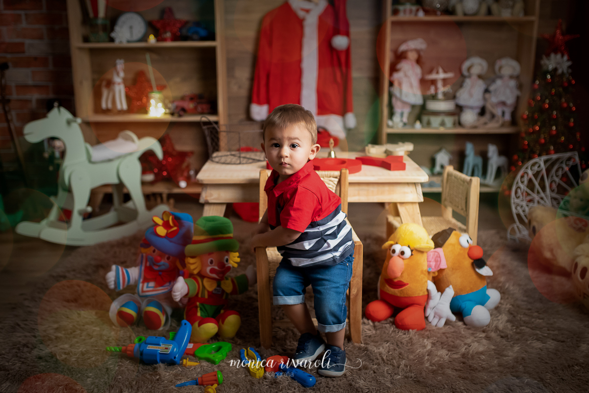 Mini sessão de Natal 2018 no estúdio Monica Rivaroli Fotografia em um quarto de brinquedos onde as crianças se divertiram muito! Agende um horário para sessão mais linda do ano! Dudu Brincando com Sr batata.