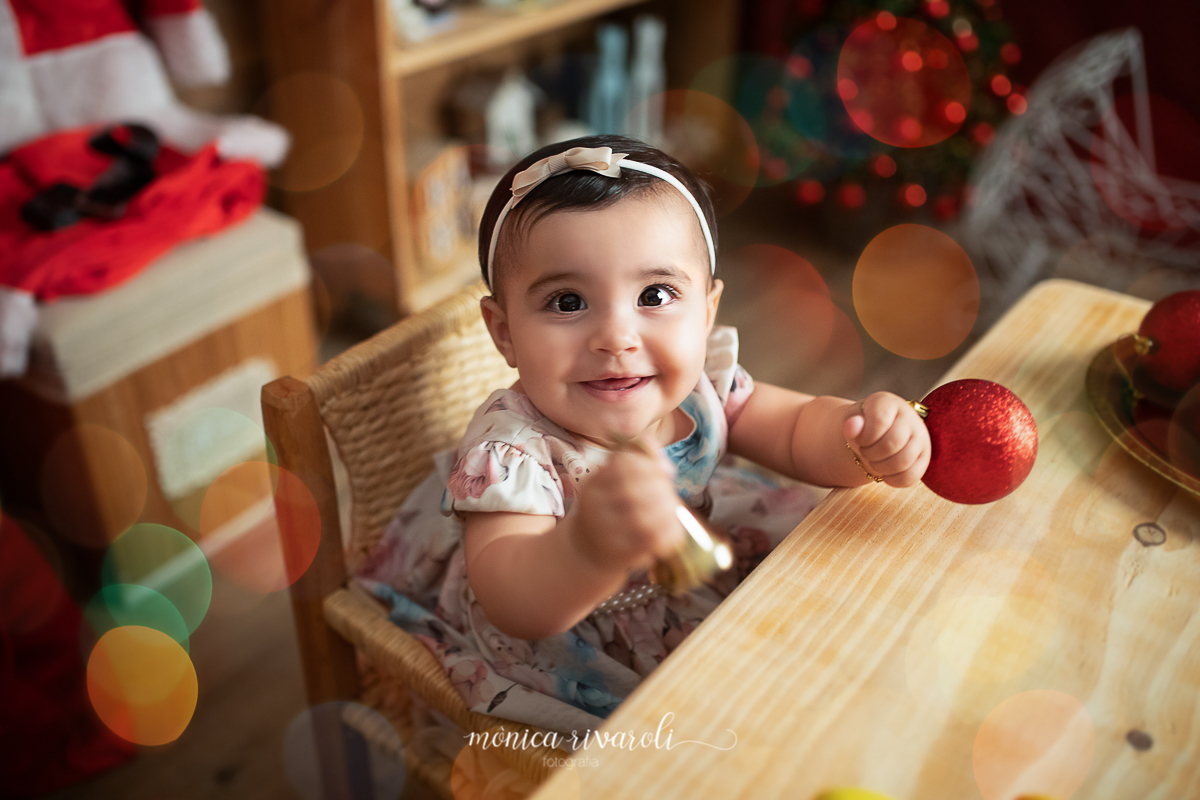 Maria Alice brincando com sininho! Mini sessão de Natal 2018 no estúdio Monica Rivaroli Fotografia em um quarto de brinquedos onde as crianças se divertiram muito! Agende um horário para sessão mais linda do ano!