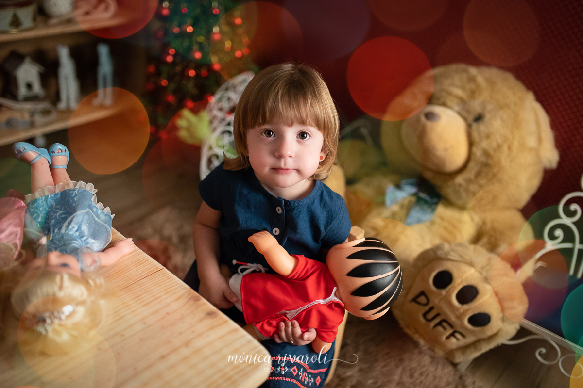 Helena com uma bala na boca super seria.