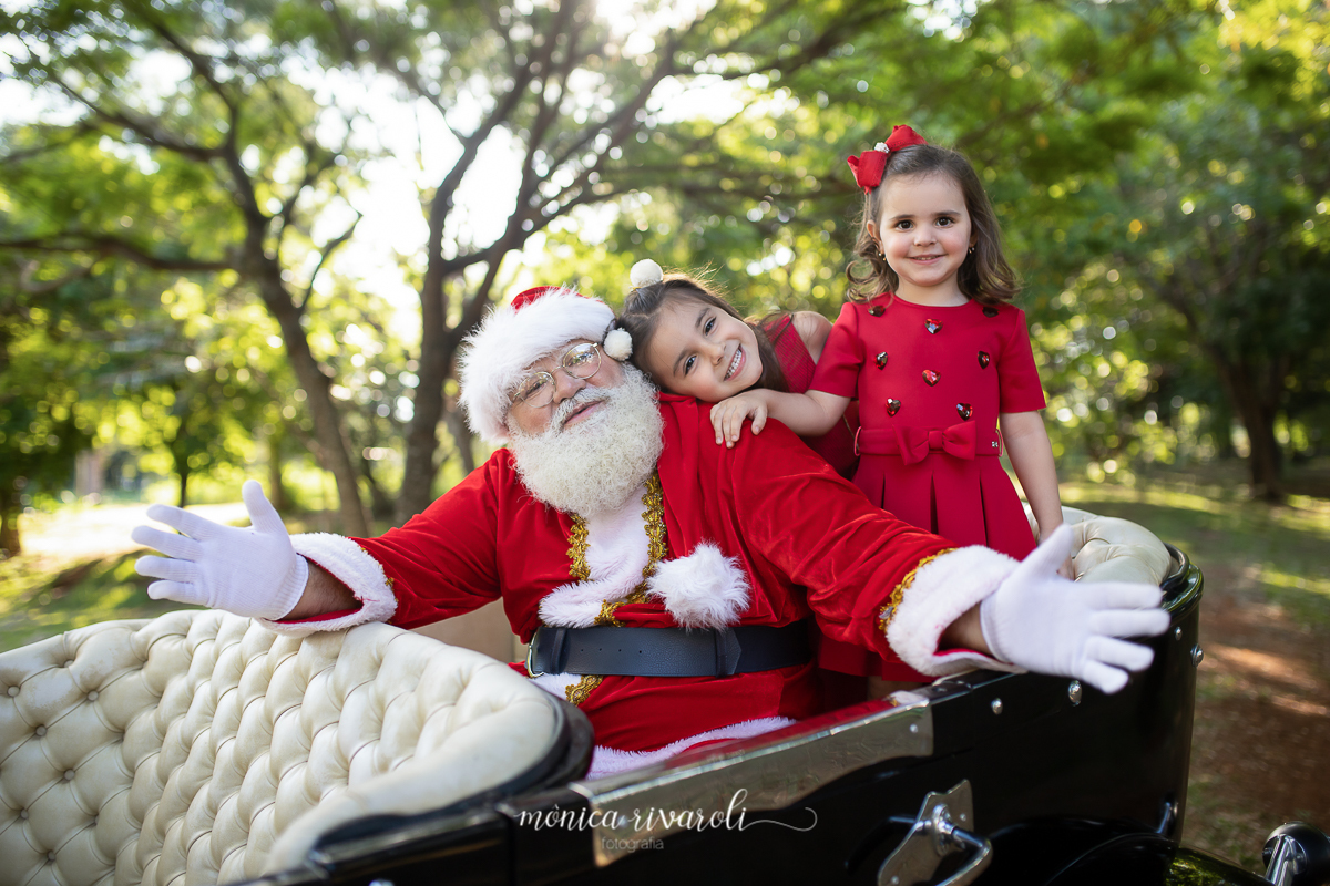 Mini Sessão de Natal mais inusitada  com Papai Noel em um carro antigo Ford 1939. As crianças do Papai Noel! Agende sua sessão com  Papai Noel em Maringá. Fale com Mônica Rivaroli Fotografia, ensaios únicos e exclusivos