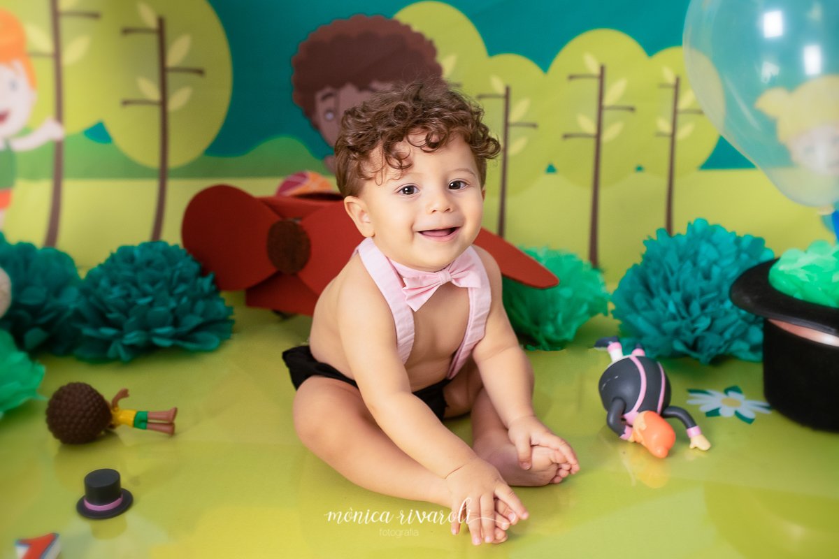 O Arthur tem um boneco original do Bita. Ele também está vestido de Bita com um shorts preto e suspensório e gravatinha rosa se divertindo com seus bonecos! As fotos de pré aniversário foram feitas pelo estúdio das fotografas Mônica Rivaroli Fotografia.