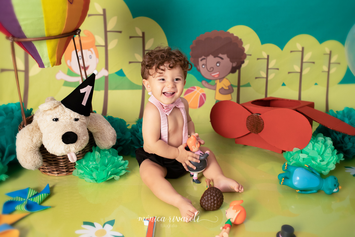 O Arthur tem um boneco original do Bita. Ele também está vestido de Bita com um shorts preto e suspensório e gravatinha rosa se divertindo com seus bonecos! As fotos de pré aniversário foram feitas pelo estúdio das fotografas Mônica Rivaroli Fotografia.