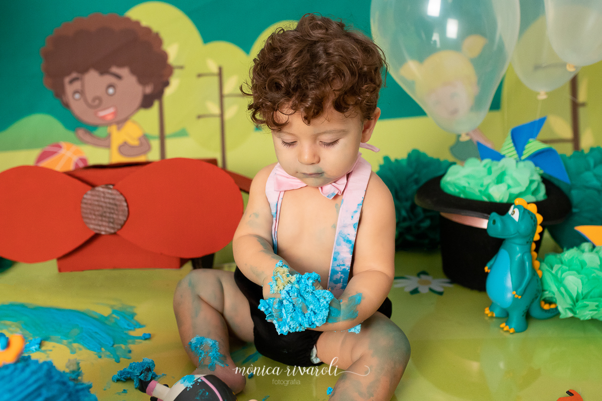 No ensaio teve um lindo bolo azul com o bigodinho do Bita em laranja ! E o Arthur começou a se lambuzar as fotos lindas são das fotografas de bebês e crianças Mônica Rivaroli fotografia de Maringá.