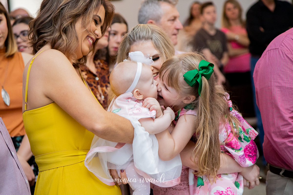 A Catarina da um beijo na irmã Giovana.