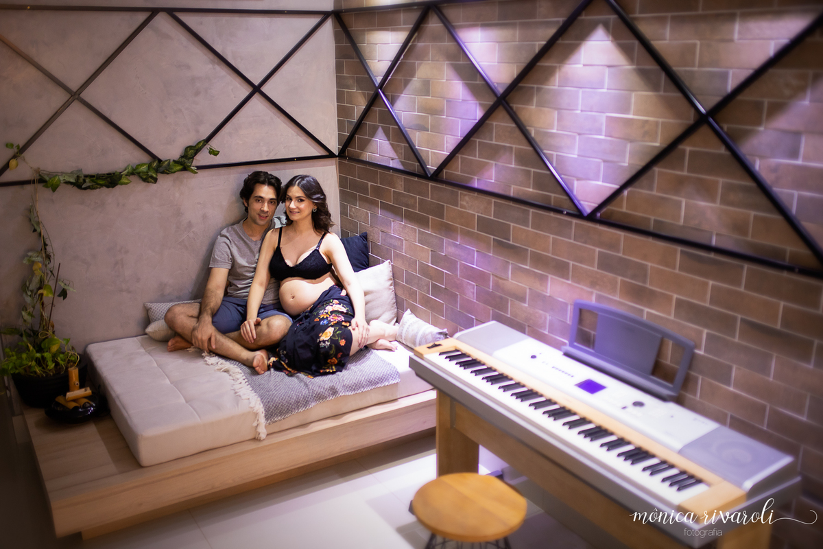 Um cantinho muito especial com piano elétrico e uma decoração super especial do apartamento com estilo bem industrial com o estilo do Renato e da Mônica futuros papais da Victória! Este ensaio Life Style de gestante foi para guardar a chegada da Victória.