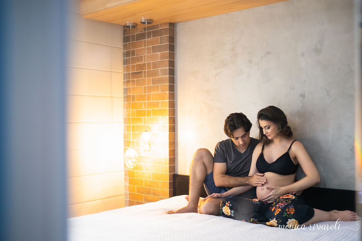 O Papai Renato acarícia a barriga da mamãe com coração cheio de amor! Pelas fotografas de Maringá Mônica Rivaroli Fotografia. 
