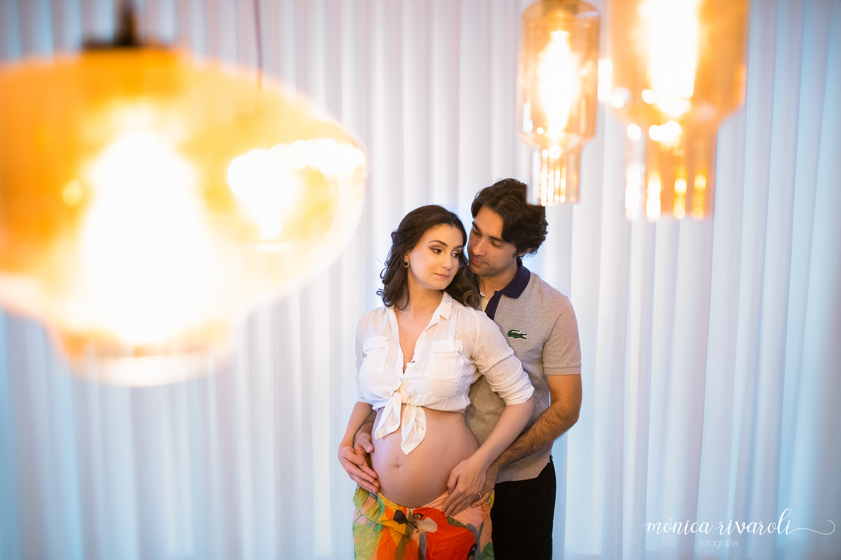 Na sala de jantar o lustre dourado da um charme ao cenário da sala. 