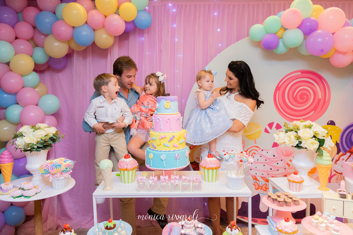 Hora dos parabéns. Estão todos atrás da mesa principal.