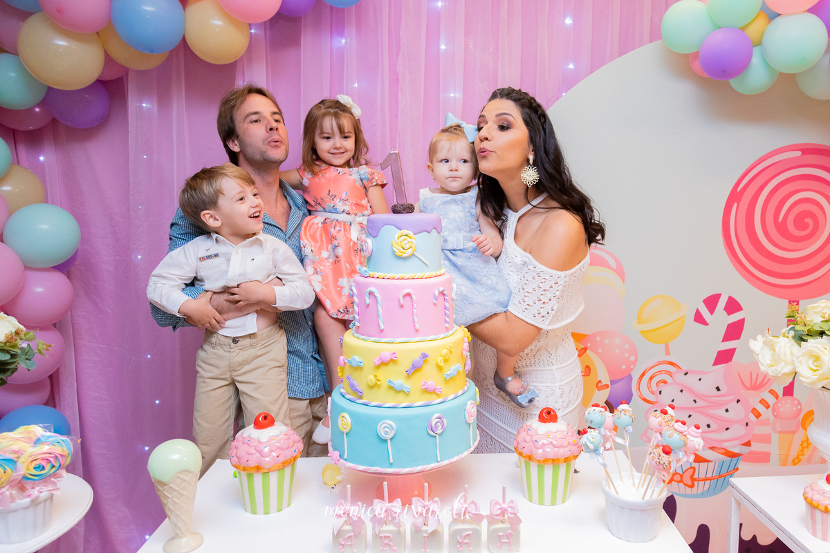 Hora de assoprar as velinhas. Todos vão em direção do bolo e assopram