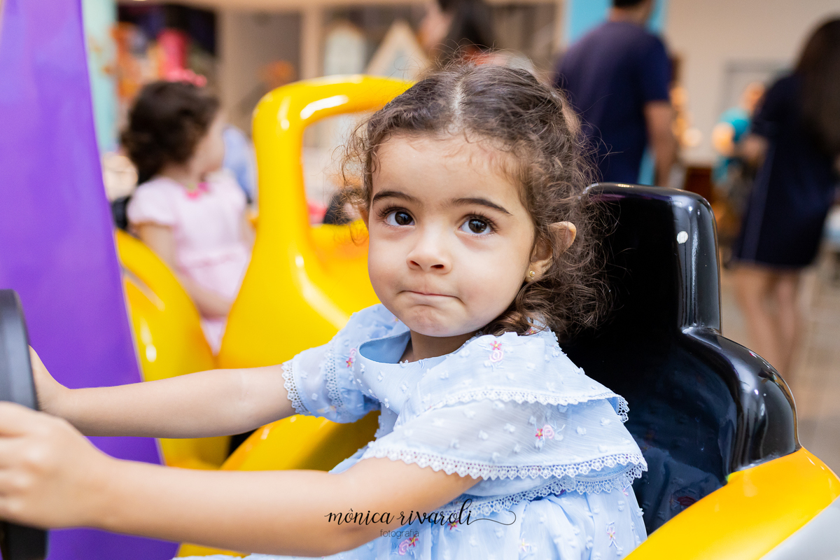 A BEATRIZ
 ESTA DIRIGINDO UM CARRINHO DE SAFÁRI.
