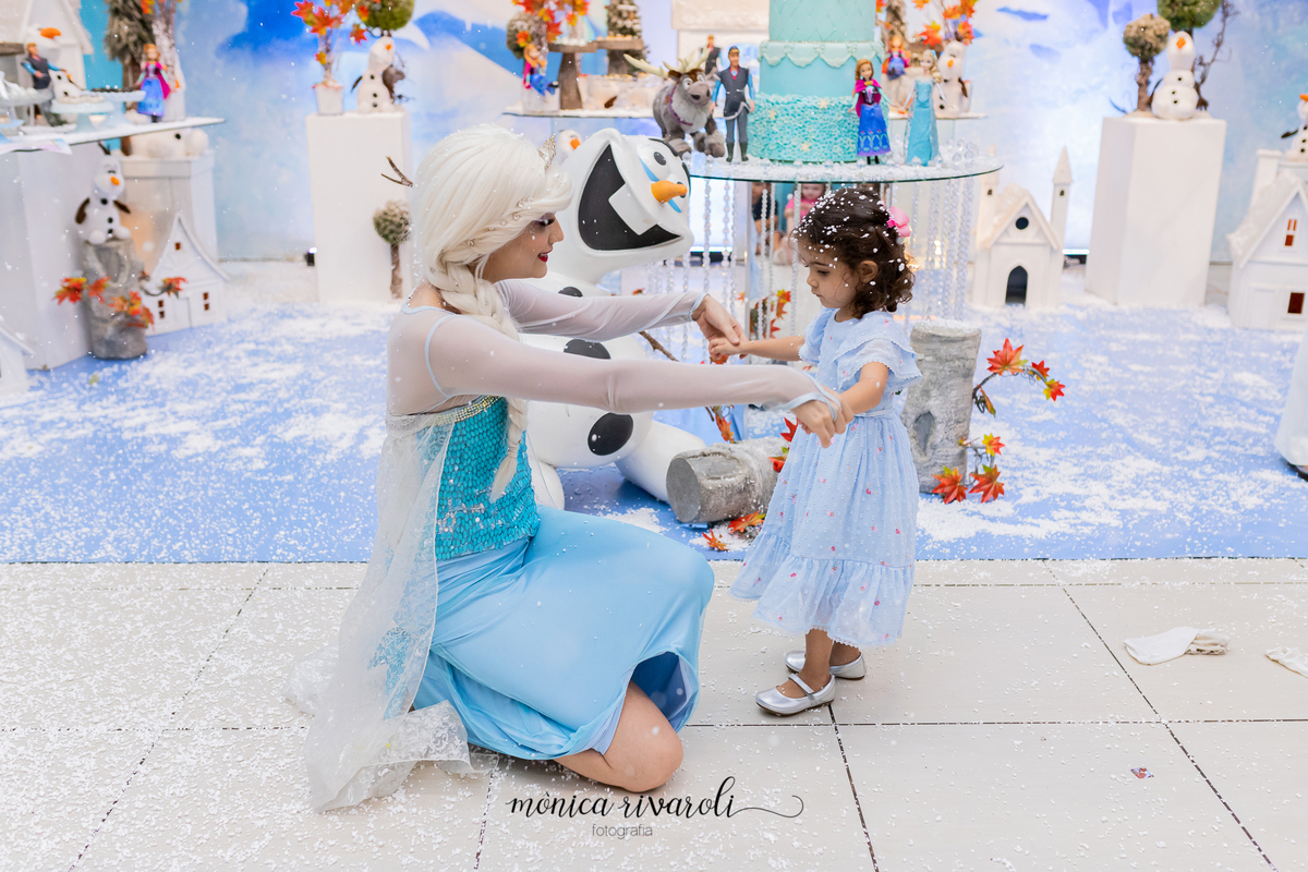 A ELZA DANÇOU COM A BEATRIZ E ELA FICOU TODA EMOCIONADA. 