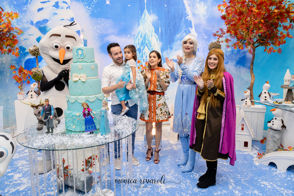 HORA DO PARABÉNS TODOS ESTÃO PRÓXIMOS A MESA DO BOLO E MUITO FELIZES.
