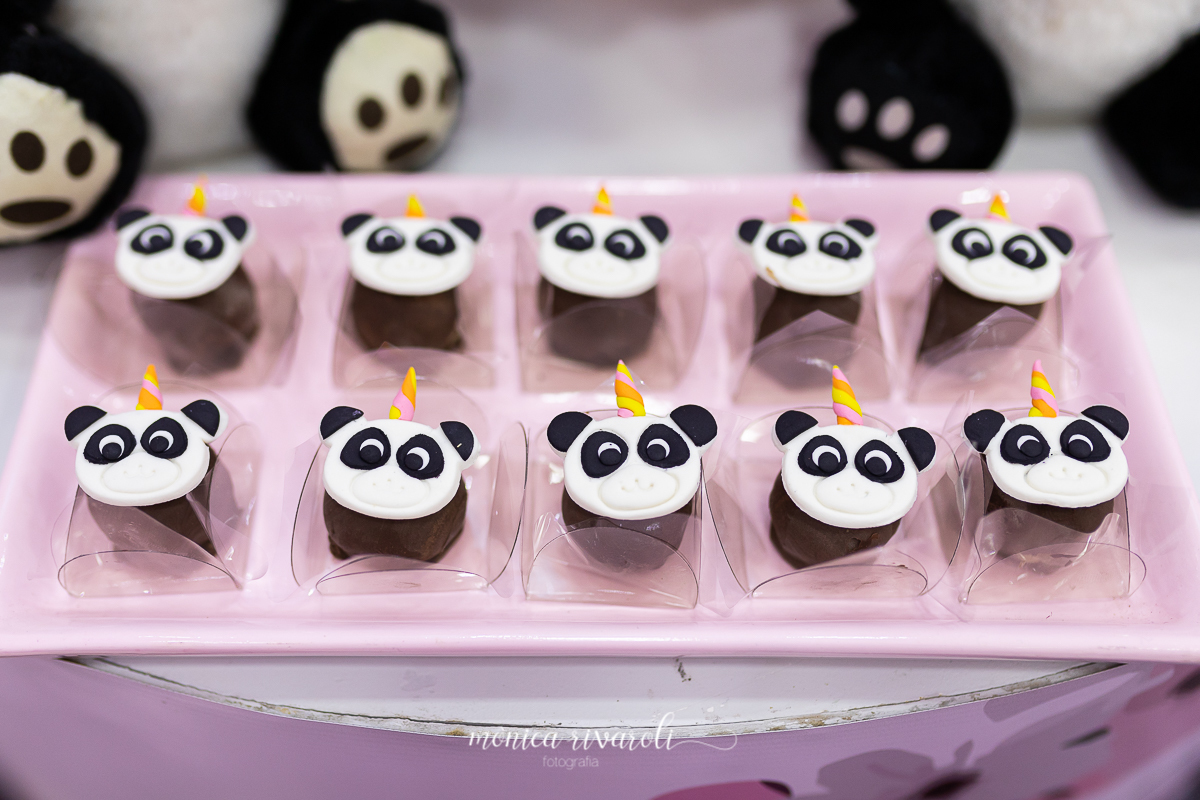 BOMBONS DE CHOCOLATE COM CARINHA DE PANDA. 