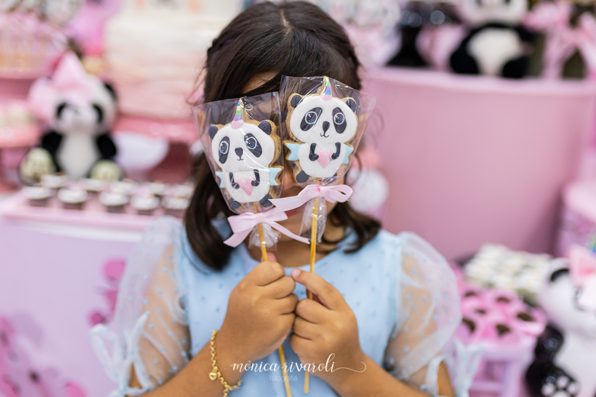 ELA PEGOU DOIS PIRULITOS DE BISCOITOS E BRINCOU DE ESCONDER OS OLHOS NOS BISCOITOS.

