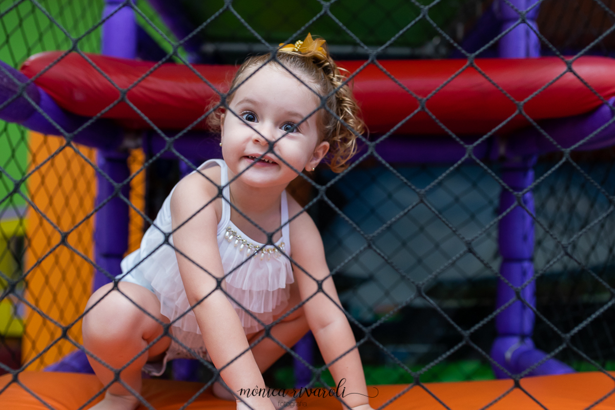 Toda Criança ama uma cama elástica, uma bebê super loirinha no brinquedo!
