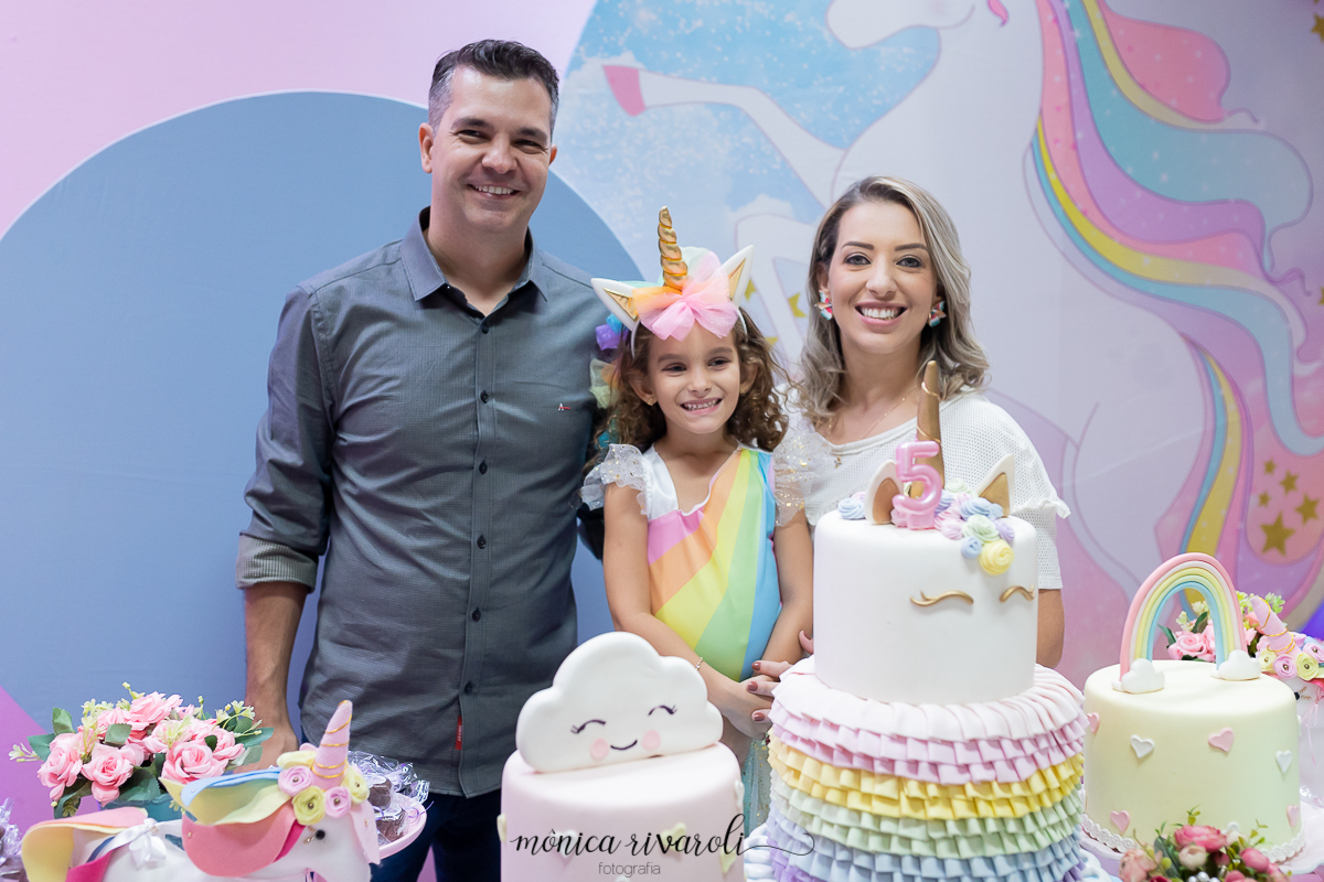 Chegou a hora do Parabéns e a Luísa já esta ansiosa!