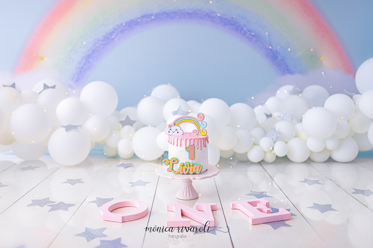 SMASH THE CAKE COM TEMA DE CHUVA DE AMOR, MUITOS BALÕES BRANCOS QUE REPRESENTAM AS NUVENS. LUZES DE LED QUE DÃO UM BRILHO NO CENARIO E UM ARCO IRIS LINDO NO CÉU AZUL!