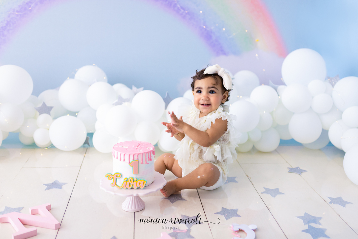 BATEU ATE PALMINHA COMEMORANDO O BOLO LINDOOOO E OLHAVA PARA OS PAPAI E PARA MAMÃE MUITO FELIZ.