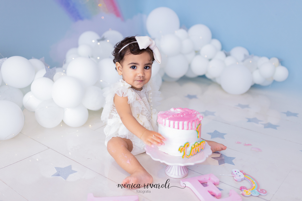 A LIVIA SORRINDO PARA FAZER UMA POSE BEM LINDA.