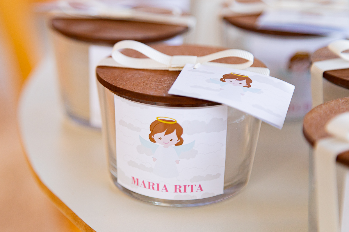 Foto da lembrança de batismo da Maria Rita. Uma vela em um copinho de vidro com um rótulo onde está escrito seu nome