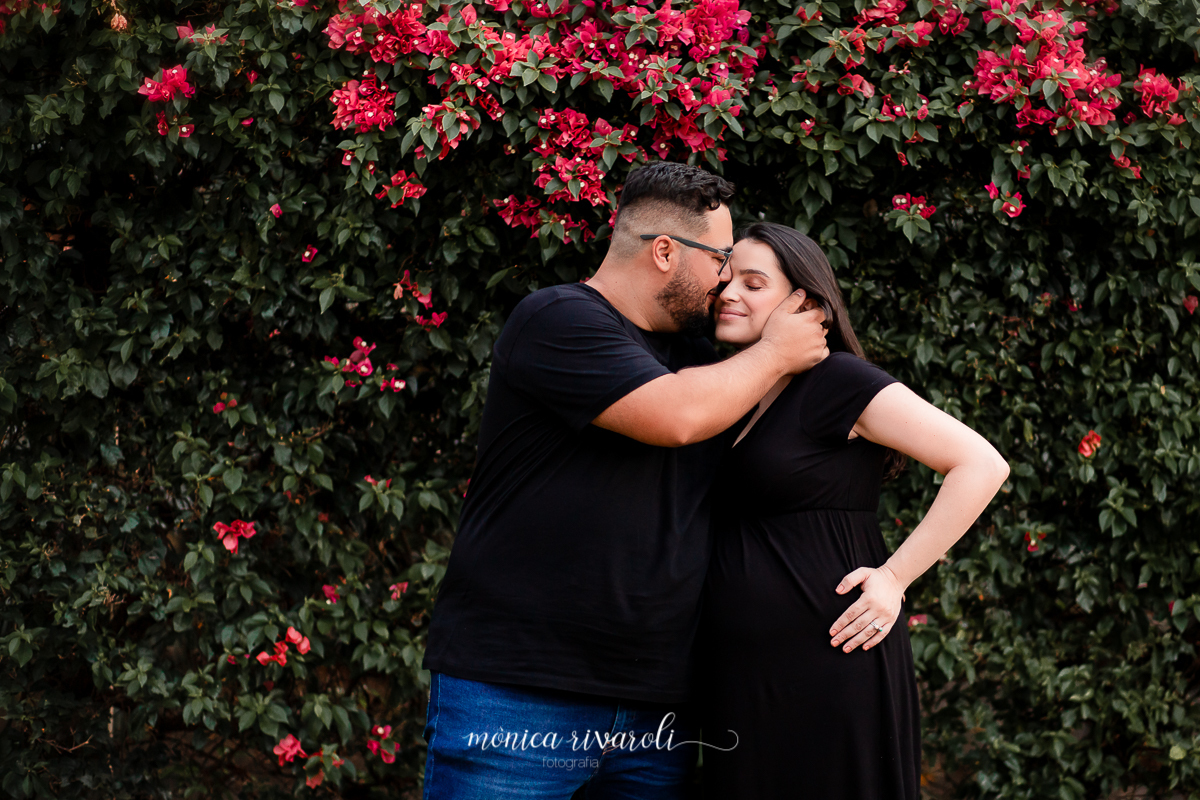 Ainda no mesmo cenário o Max encosta o rosto no da Kelly, deixando apenas metade do rosto dela a mostra, sua mão está posicionada no pescoço da Kelly, em um gesto de carinho. A Kelly está com os olhos fechados e uma das suas mãos esta na lateral do corpo.