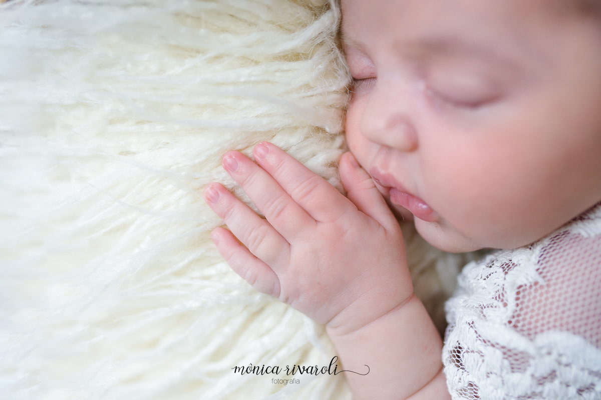 A foto mostra a mão da bebê, que está dormindo, próxima ao rosto. 
Ensaio Newborn
Fotografado por Mônicas Fotografia em Maringá-PR