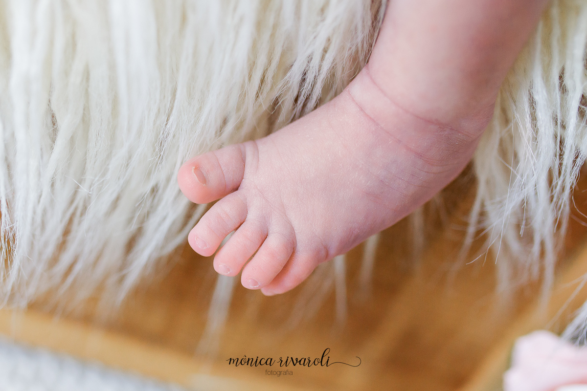 A foto mostra o pé da bebê que está dormindo.
Ensaio Newborn
Fotografado por Mônicas Fotografia em Maringá-PR