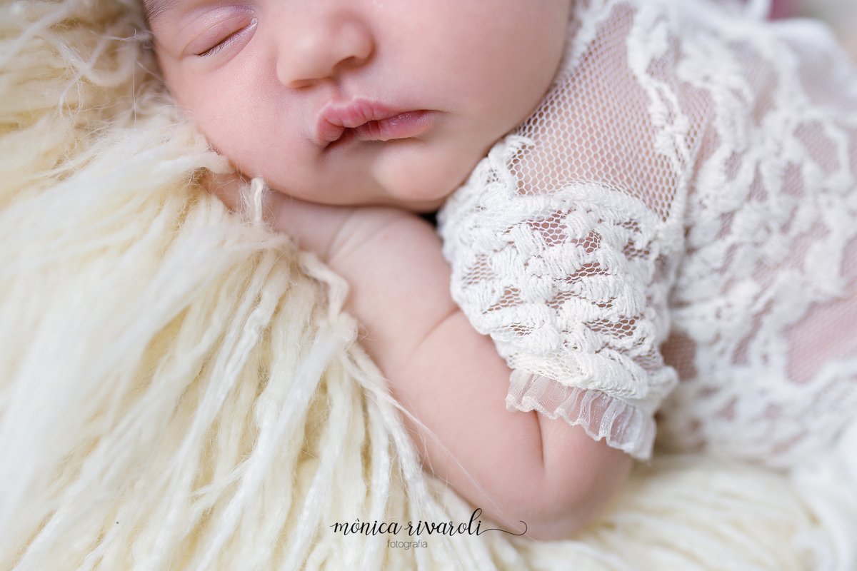 A foto mostra os detalhes da mão e da boca da bebê que está dormindo. Aparece apenas uma parte do rosto
Ensaio newborn
Fotografado por Mônicas Fotografia em Maringá-PR