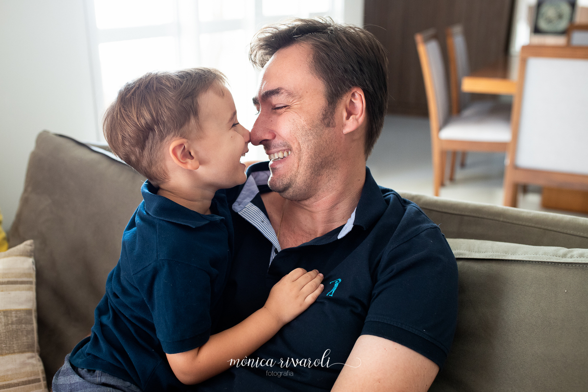O pai está com o nariz encostado no nariz do filho mais velho. Os dois estão sorrindo
Fotografado por Mônicas Fotografia em Maringá-PR